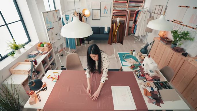 女工匠在工作室里用创意塑造纺织品。