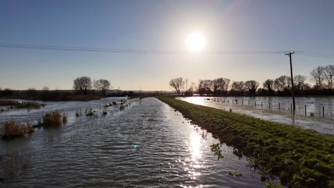 春季，无人机捕捉到一片阳光普照、被水淹没的田野。