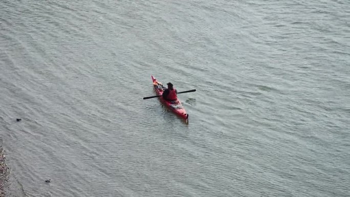 救援人员在河上搜寻溺亡失踪者，航拍画面