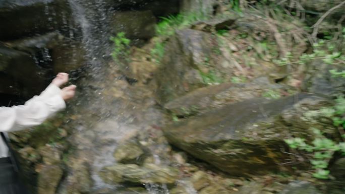 jk女生在山间瀑布下玩水旅行徒步旅拍