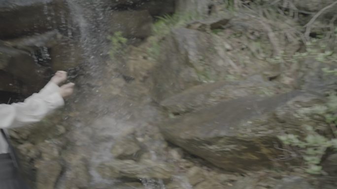 jk女生在山间瀑布下玩水旅行徒步旅拍灰片