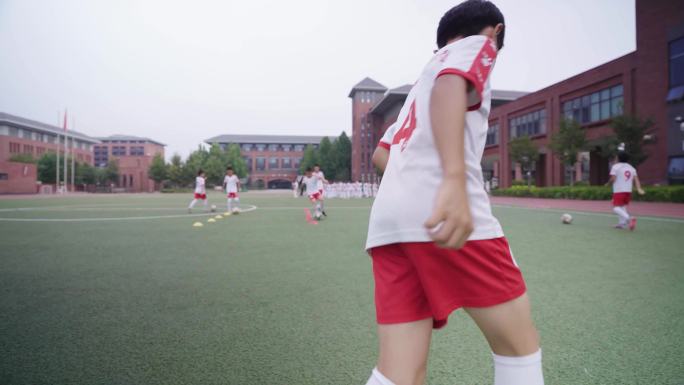 儿童校园学生足球运动挺能培养成长奔跑追逐