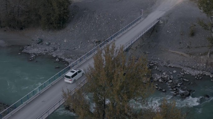 马南湾的汽车骑在桥上俯瞰河面