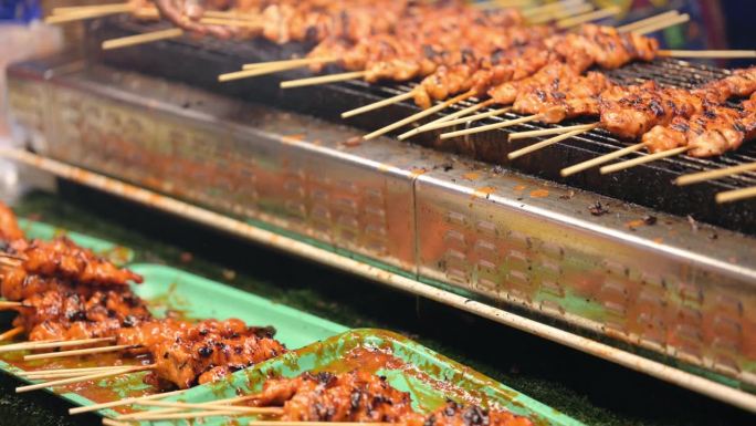 烤鹌鹑在泰国曼谷yaowarat夜市唐人街异国街头小吃