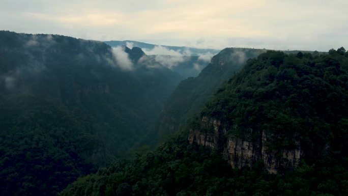 群山 云雾缭绕