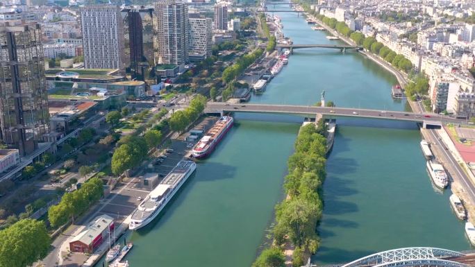 2023年5月30日，法国巴黎:塞纳河沿岸的巴黎市中心全景鸟瞰图。在城市中心的河流和建筑物无人机视图