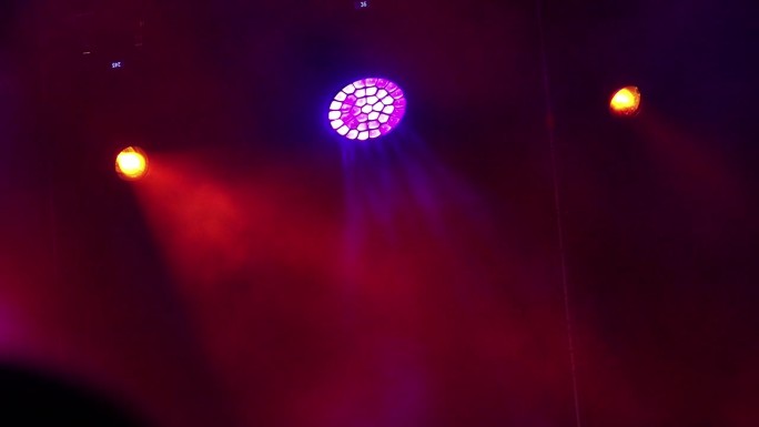 舞台上的Led灯带着烟雾