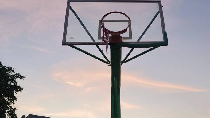 乡村篮球场 篮球得分农村小孩子打爱好篮球