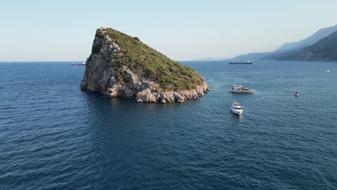 鸟瞰四川岛，字面意思是“老鼠岛”。土耳其的地中海岛屿，4K分辨率。