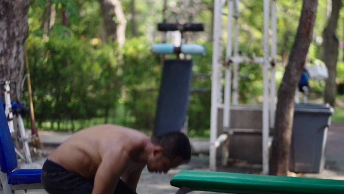 肌肉发达的泰国男子将重物放在地板上
