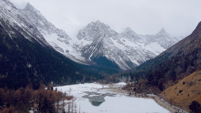 雪山峡谷毕棚沟景区航拍