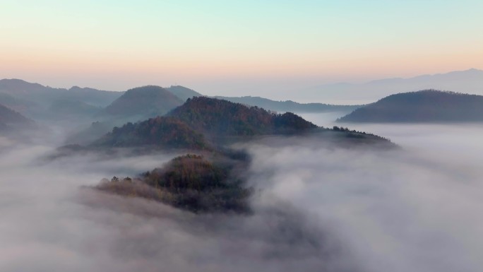 云雾缭绕的群山
