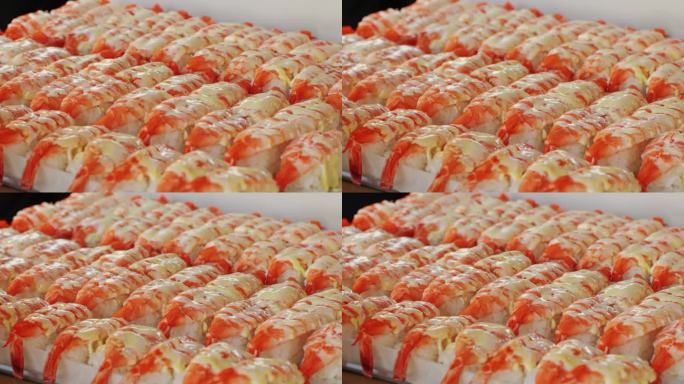 传统的日本米饭寿司虾汤特写。亚洲流行的食物，有海鲜和米饭。寿司或生鱼片在当地的露天街头食品市场。