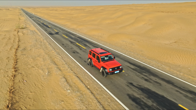 汽车行驶在沙漠公路