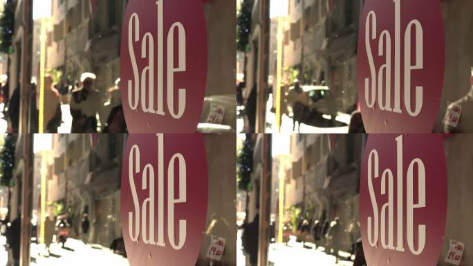 销售橱窗陈列在城市中，反映着人们的行走和城市生活