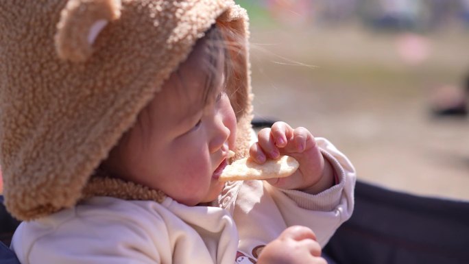 宝宝吃米饼