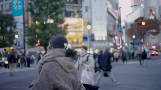 日本东京，年轻的亚洲女游客走在繁忙的十字路口