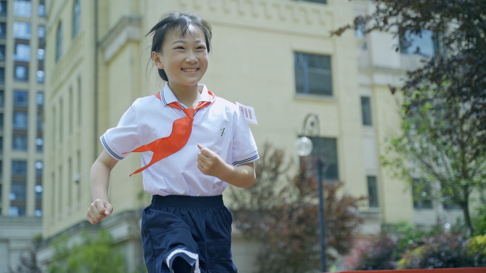 小学女学生学习看书奔跑