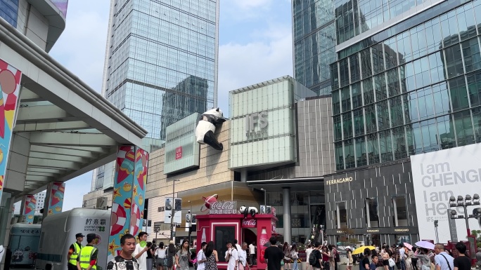 成都太古里 IFS 熊猫爬楼写字楼商业街