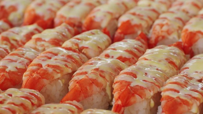 传统的日本米饭寿司虾汤特写。亚洲流行的食物，有海鲜和米饭。寿司或生鱼片在当地的露天街头食品市场。