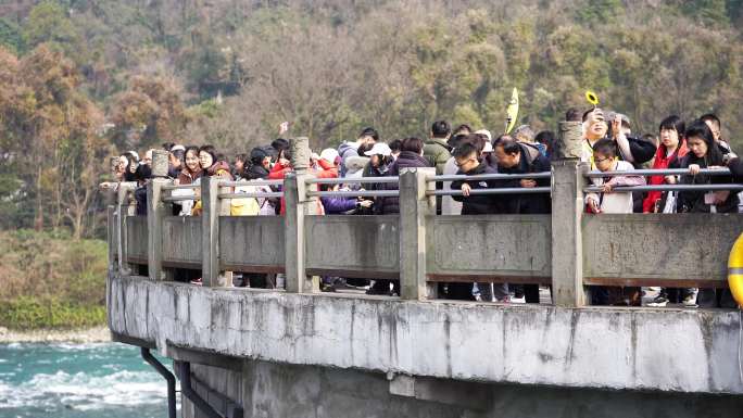 四川都江堰景区游玩的游客人群综合镜头