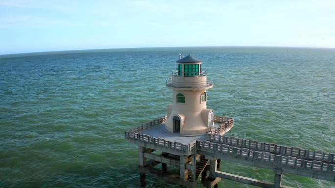 4K航拍广东汕南澳岛上的灯塔景观