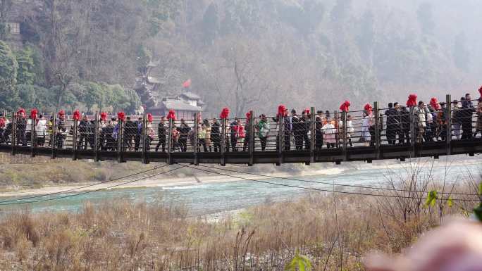 都江堰景区大量游客缓慢通过安澜桥