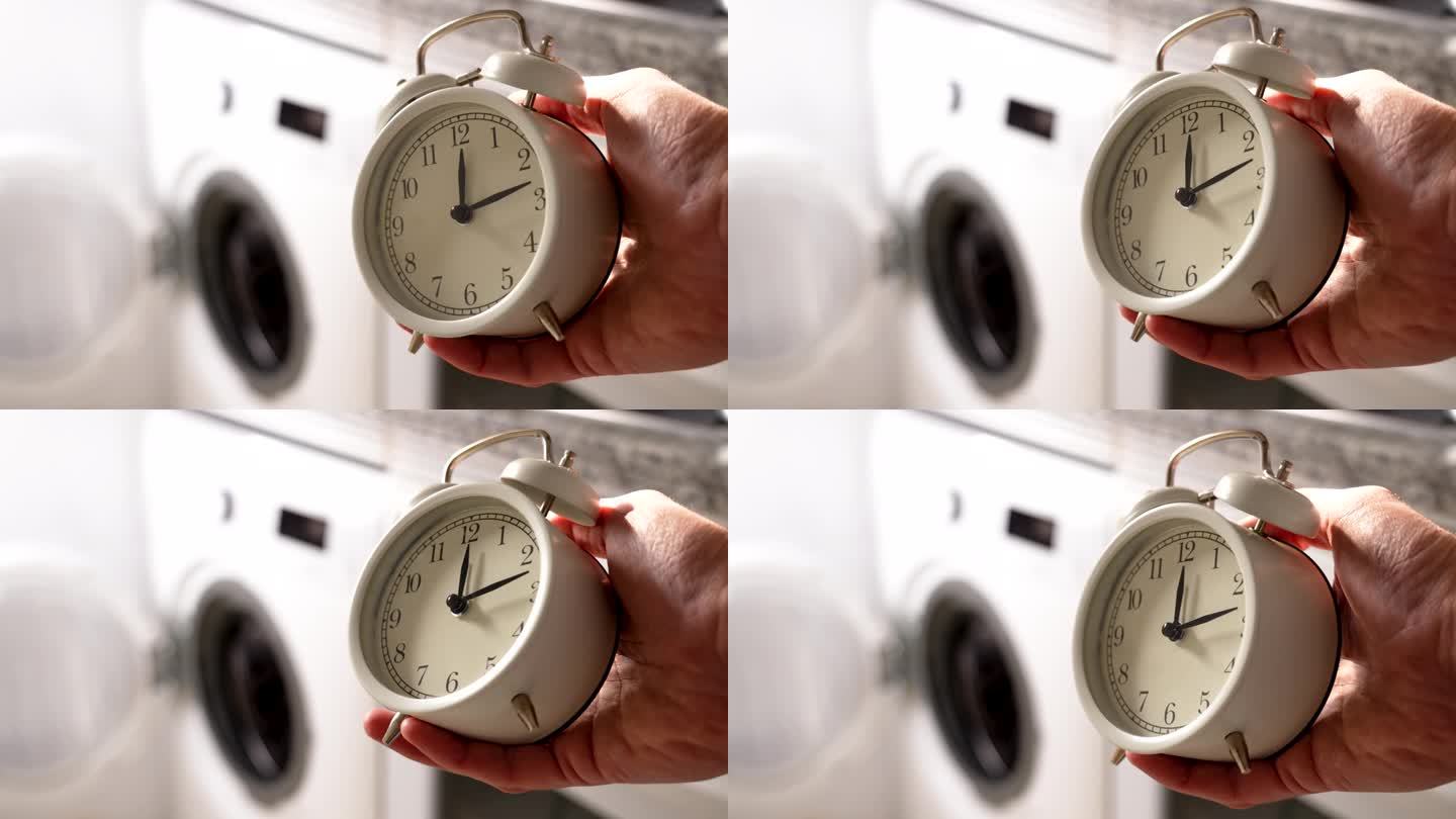 手拿闹钟，背景是洗衣机。节能保修期理念