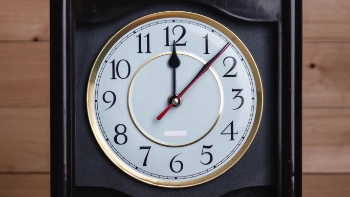 时间间隔复古时钟箭头在12点或上午旋转，时间指针完全转动