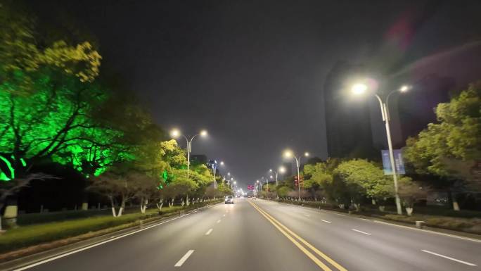 城市夜晚开车第一视角汽车窗外沿途风景马路