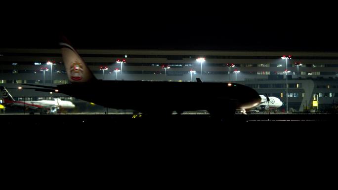 阿联酋航空货运飞机降落在鄂州花湖顺丰机场