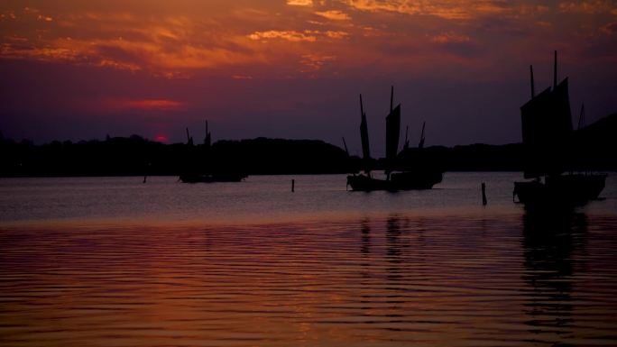 夕阳西下 落日余晖 帆船 湖面倒影