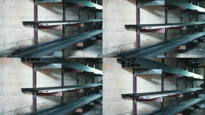 长金属矩形型材在车间钢架上，原材料用于加工和不同物体的生产，重金属工业的概念