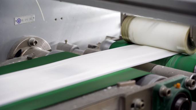 纸尿裤卫生巾生产线智能工业制造机械2