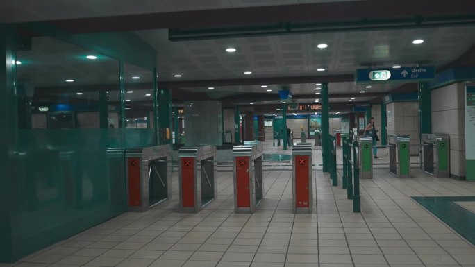 地铁站设有自动检票屏障。电子门禁卡门禁系统。