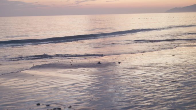 【4K】黄昏日落海浪拍打到沙滩上特写