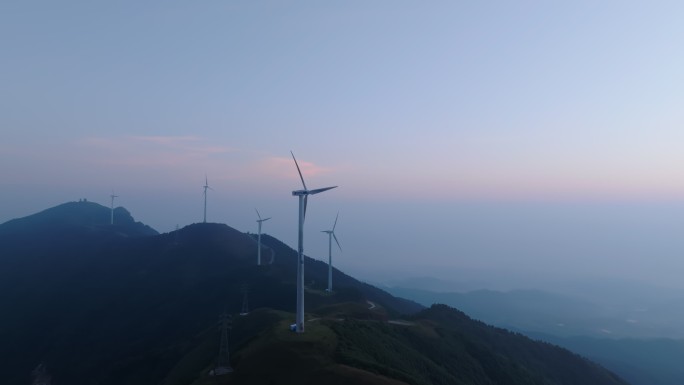 清晨风车山顶露营车辆行驶在风车山航拍