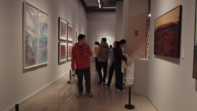 中国美术馆观众参观美术展览油画名家画展