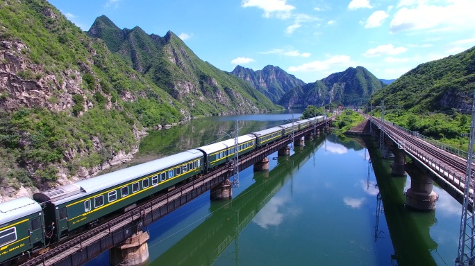 高清航拍北京门头沟落坡岭火车