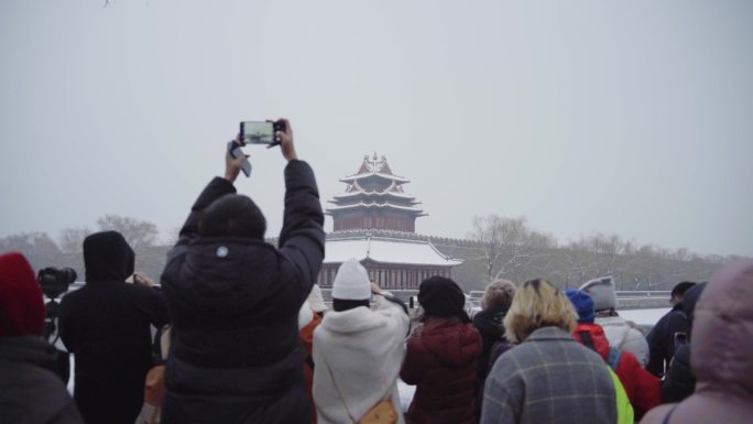 游客拍北京故宫角楼
