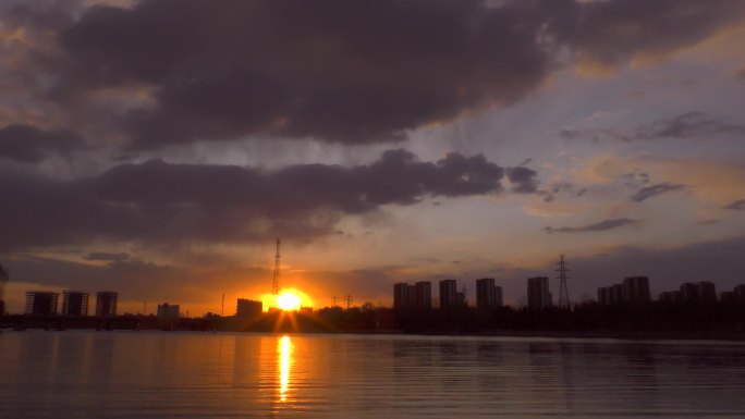 河边日出太阳照在水面上水天一色太阳升起来