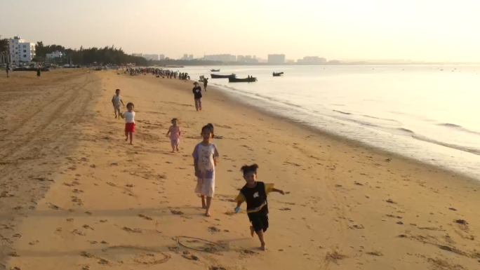 海边沙滩小孩儿童奔跑