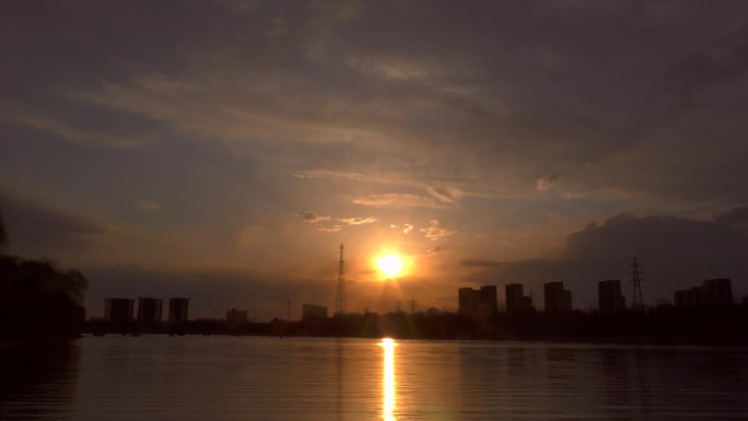 河边日出太阳照在水面上水天一色北京大运河