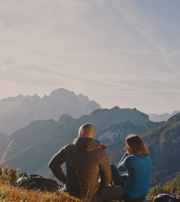 SLO MO山顶宁静:背包客在阿尔卑斯山的辉煌中休息