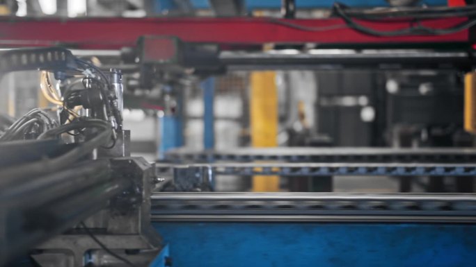 在一家生产高科技产品的工厂里，铝板沿着传送带移动