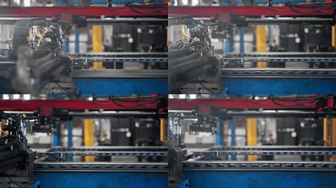 在一家生产高科技产品的工厂里，铝板沿着传送带移动
