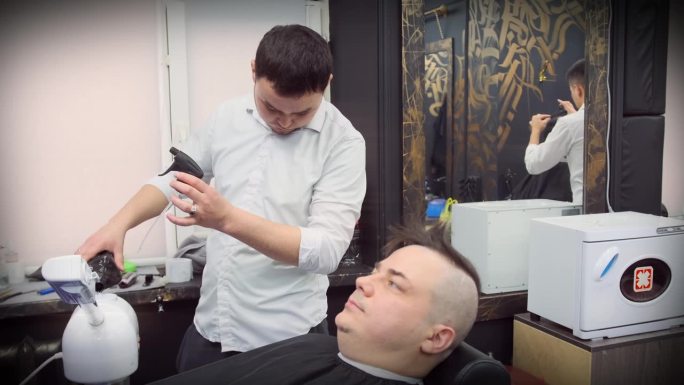 理发师在给顾客剃须前先把水倒进蒸发器加湿器