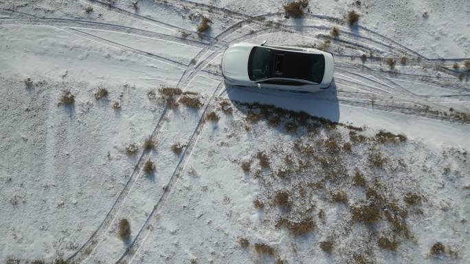 雪地行驶的车 航拍 俯拍 4K 旅途