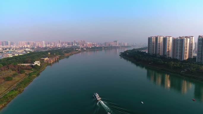 邕江上跟随执法船穿越清川大桥波远景