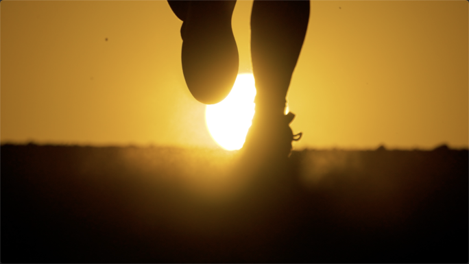 跑步特写日落时分运动员奔跑脚步特写剪影光